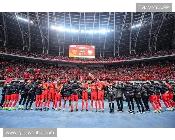 光谷足球赛场激情四溢 球迷欢呼声中展现无尽活力与热血对决